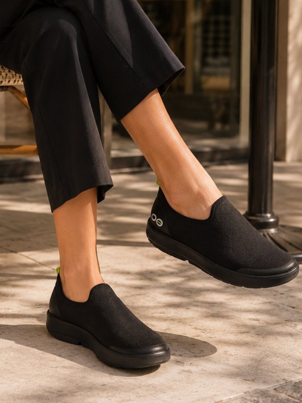 OOFOS OOmg eeZee Low Recovery Shoes Black Slip On Size 11 Women's